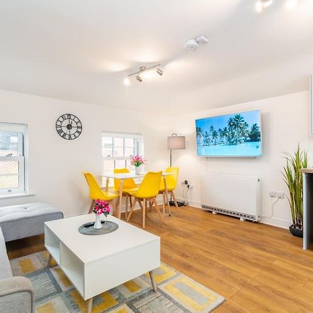 אנדובר Town Center Apartment With 55” Smart Tv+Netflix מראה חיצוני תמונה