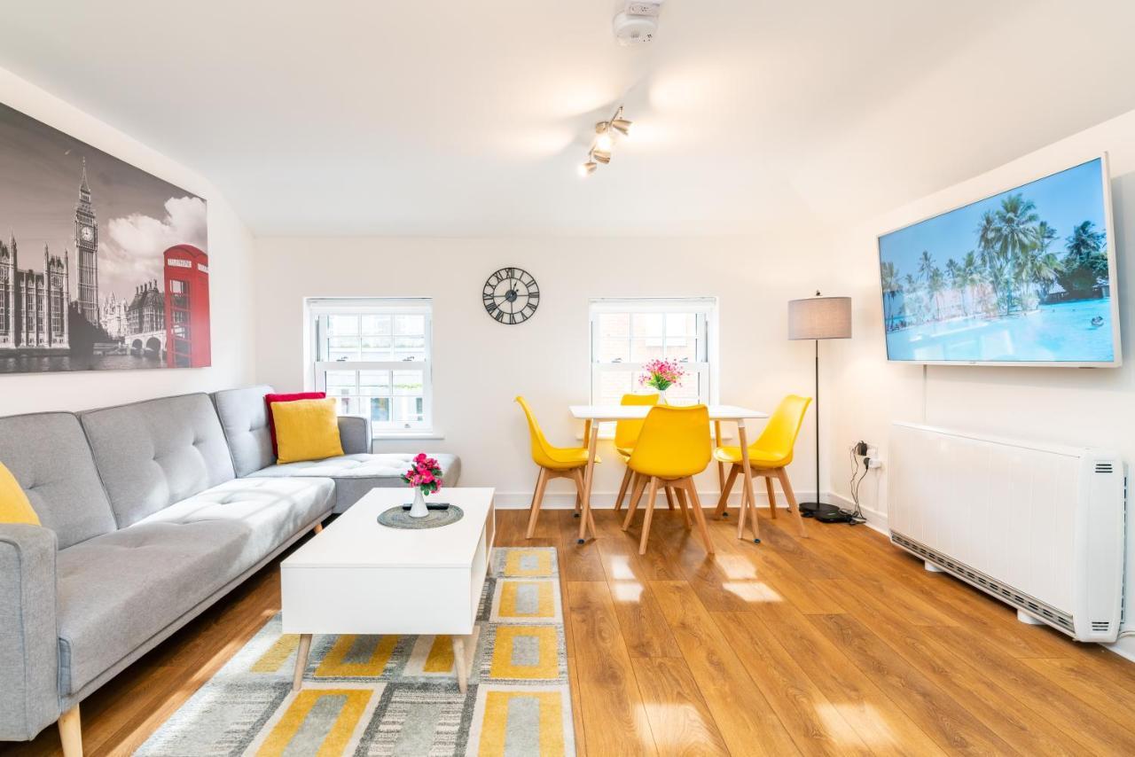 אנדובר Town Center Apartment With 55” Smart Tv+Netflix מראה חיצוני תמונה