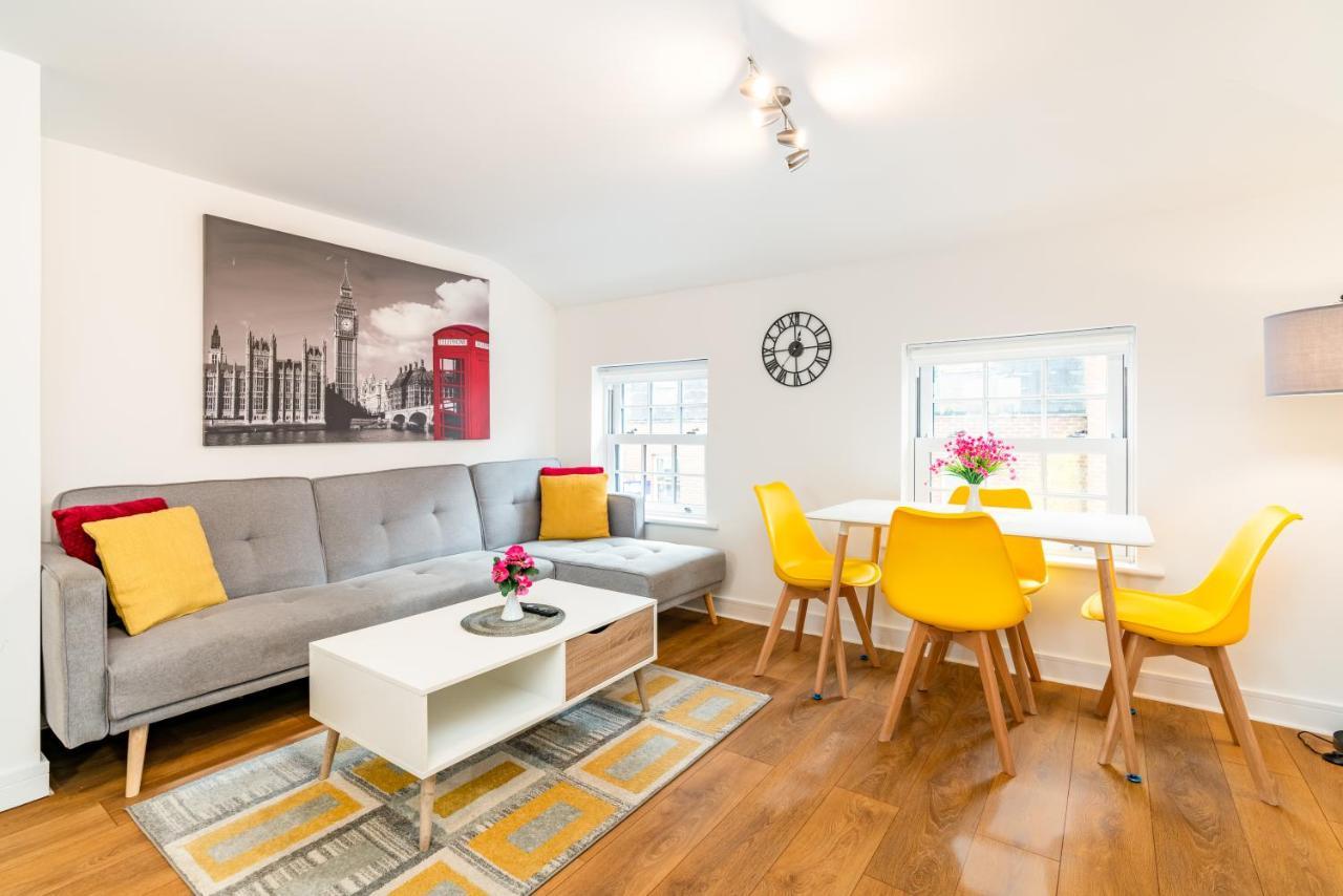אנדובר Town Center Apartment With 55” Smart Tv+Netflix מראה חיצוני תמונה