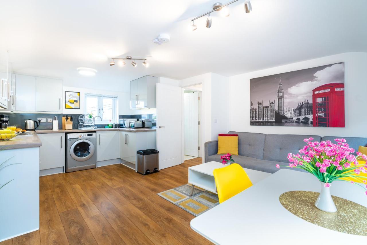 אנדובר Town Center Apartment With 55” Smart Tv+Netflix מראה חיצוני תמונה